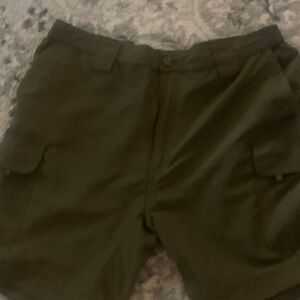 Men’s XL 40-42 UteX Canada utility cargo shorts olive green